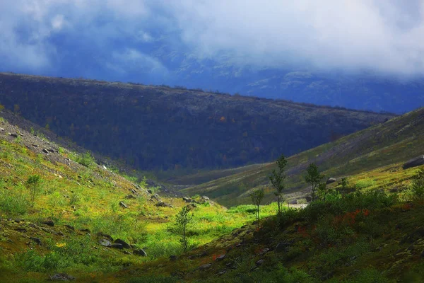 Yarımada Orta Balıkçılık Manzarası Kola Dağlar Tepeler Taş Manzarası — Stok fotoğraf