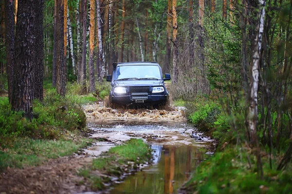 Suv Лес Форд Через Реку Экстремальный Дорожный Туризм — стоковое фото