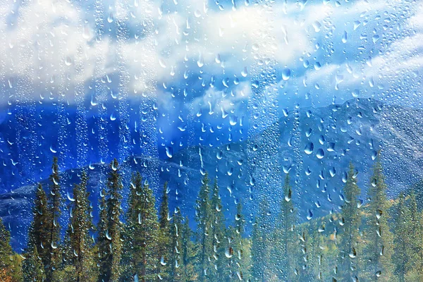 Regen Fenster Blick Wassertropfen Auf Glas Blick Wald Und Berge — Stockfoto