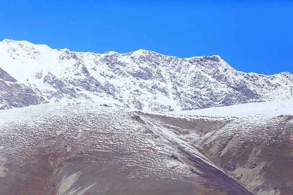 Dağlar Karlı Zirveler Arka Plan Manzara Manzarası Kış Zirveleri — Stok fotoğraf