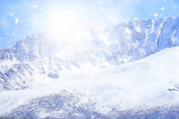 Berg Snöiga Toppar Bakgrund Landskap Utsikt Vinter Natur Toppar — Stockfoto