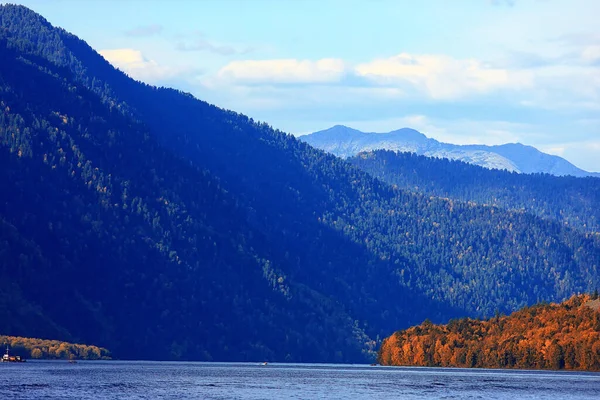 Malownicze Jesienne Drzewa Krajobrazowe Rzeki Lasu Jeziora Widok Przyrodę Jesień — Zdjęcie stockowe