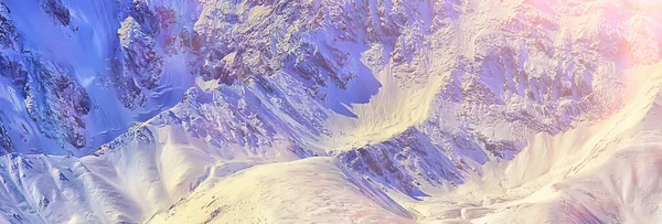 눈덮인 봉우리들 겨울의 — 스톡 사진
