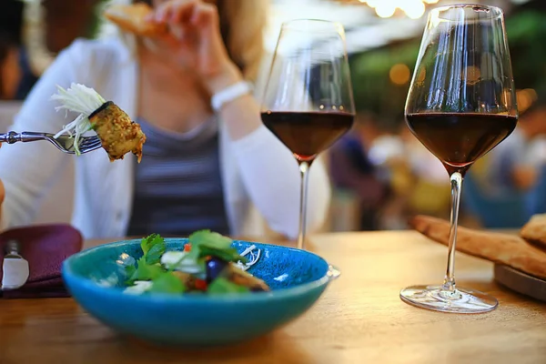 Kırmızı Şarap Kadehi Restoranı Arka Plan Bar Şarap Tatma — Stok fotoğraf