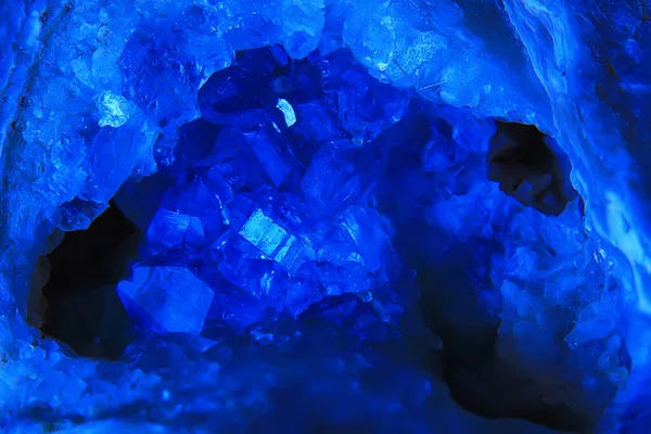 自然界中的石英晶体钻研宝石 — 图库照片
