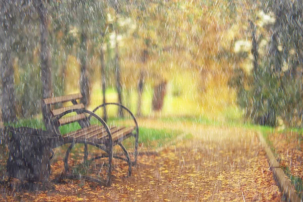 雨秋景公园长椅 雨滴概念忧郁心情忧郁季节 — 图库照片