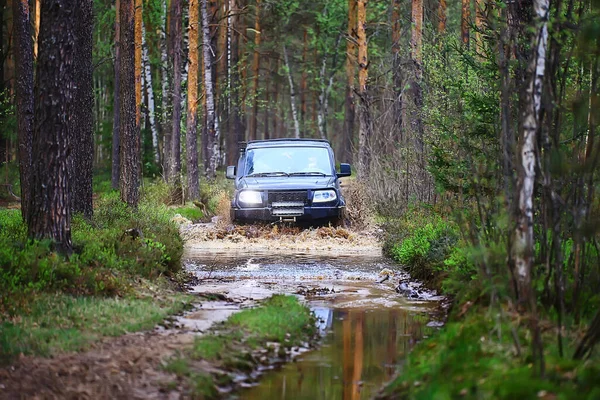 Suv Leśny Ford Drugiej Stronie Rzeki Ekstremalna Turystyka Drogowa — Zdjęcie stockowe