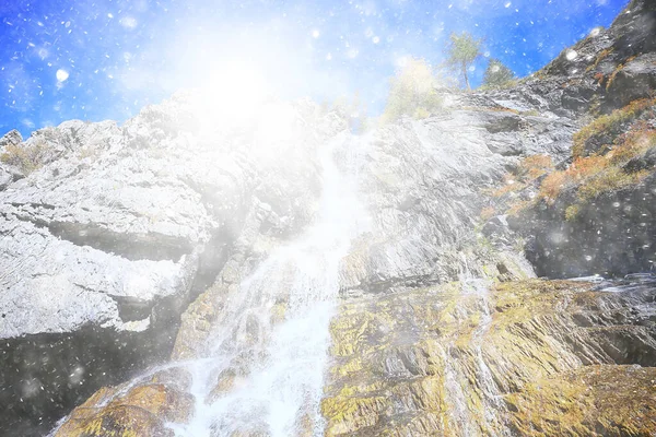 滝の風景自然は 水の山のストリームの背景をドロップアルタイ — ストック写真