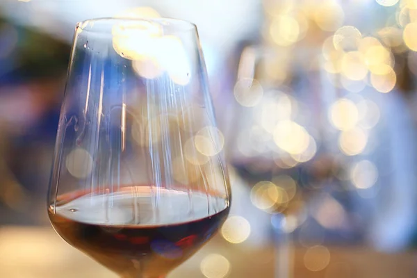 赤ワイングラスレストランバックバーワインテイスティング — ストック写真