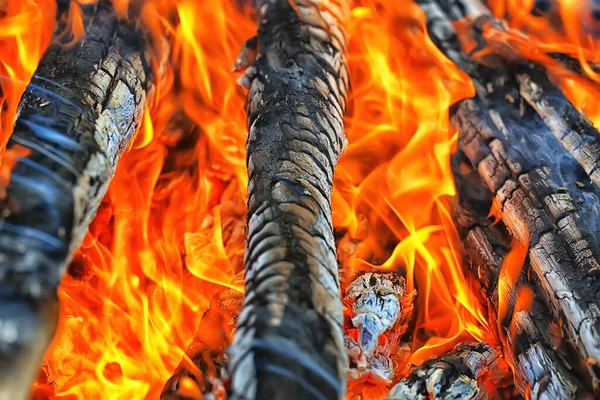 火煤的背景燃烧着火树的柴火 — 图库照片