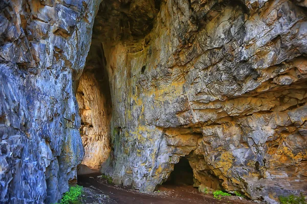 山の中の洞窟トンネル自然景観 — ストック写真