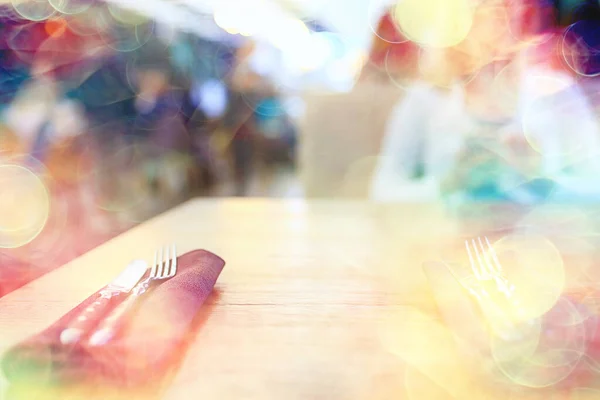 レストランのテーブルセッティングテーブルメニューの上のフォークとナイフの装飾 — ストック写真