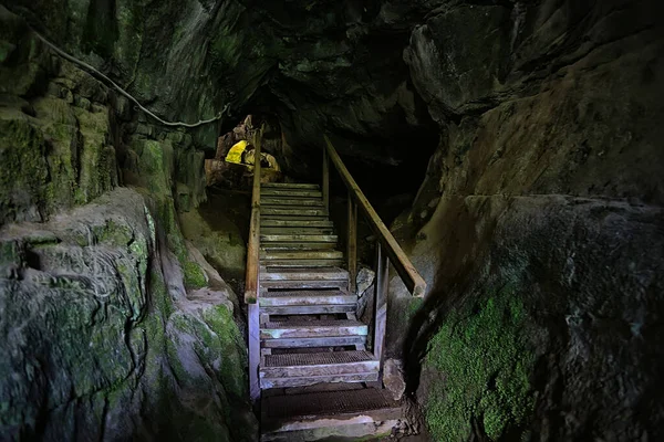 Grotta Bergen Sten Tunnel Naturlandskap — Stockfoto