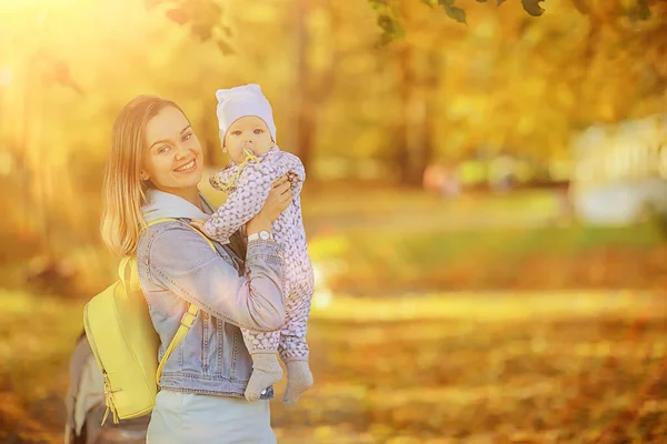 Moeder Houden Baby Haar Armen Herfst Park Outdoor Familie Achtergrond — Stockfoto