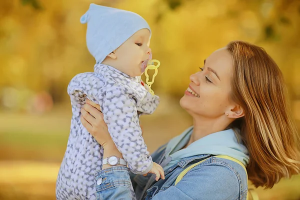 Mom Holding Baby Her Arms Autumn Park Outdoor Family Background — Stock Photo, Image