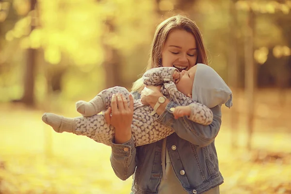 Anne Bebeğini Kucağında Tutuyor Sonbahar Parkında Açık Havada Aile Geçmişi — Stok fotoğraf