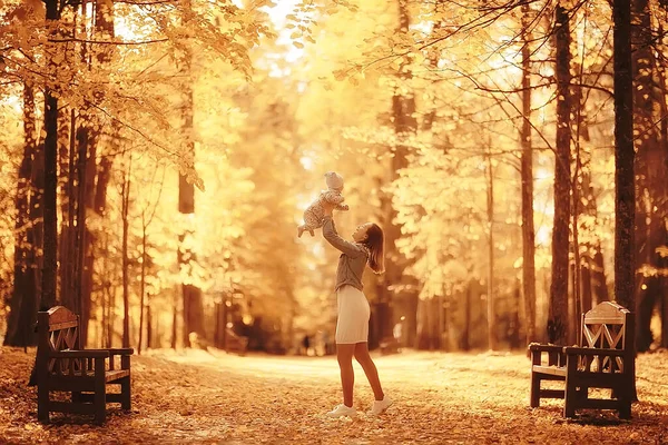 Mamma Getta Bambino Nel Parco Autunnale Felicità Giallo Caduta Natura — Foto Stock