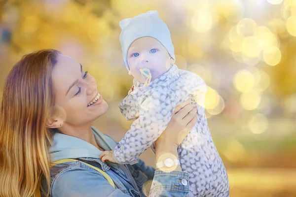 Mama Trzyma Dziecko Ramionach Jesienny Park Plenerowe Tło Rodzinne Jesień — Zdjęcie stockowe