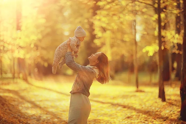 Mamma Getta Bambino Nel Parco Autunnale Felicità Giallo Caduta Natura — Foto Stock