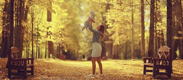 Mama Trzyma Dziecko Ramionach Jesienny Park Plenerowe Tło Rodzinne Jesień — Zdjęcie stockowe