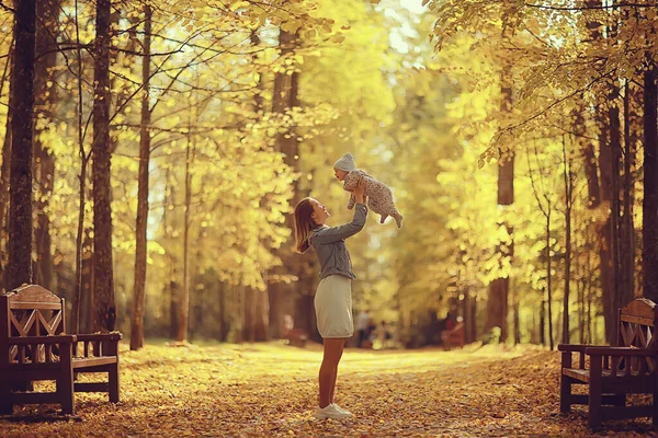 Mutter Wirft Baby Den Herbst Park Glück Gelb Natur Fallen — Stockfoto