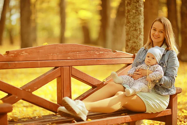 Moeder Houden Baby Haar Armen Herfst Park Outdoor Familie Achtergrond — Stockfoto