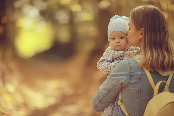 Mamma Håller Baby Sina Armar Höst Park Utomhus Familj Bakgrund — Stockfoto