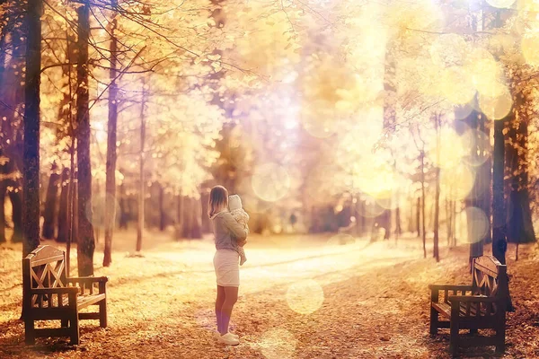 Mom Throws Baby Autumn Park Happiness Yellow Nature Fall — Stock Photo, Image