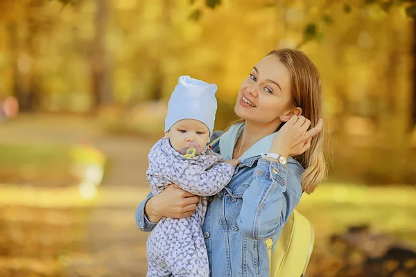 Mama Trzyma Dziecko Ramionach Jesienny Park Plenerowe Tło Rodzinne Jesień — Zdjęcie stockowe