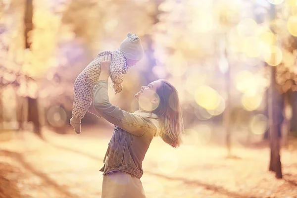 Mom Throws Baby Autumn Park Happiness Yellow Nature Fall — Stock Photo, Image