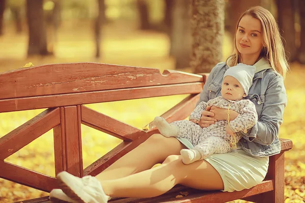 Mamma Håller Baby Sina Armar Höst Park Utomhus Familj Bakgrund — Stockfoto