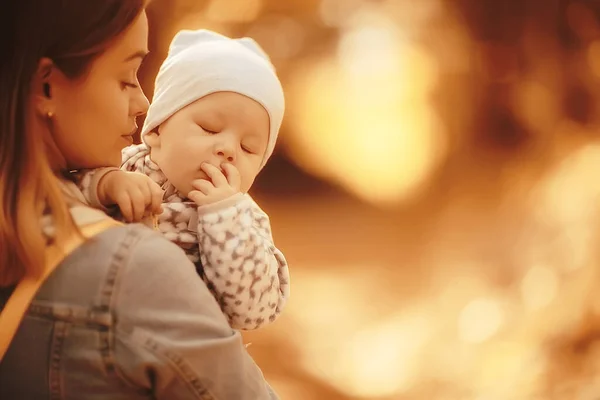 Mãe Segurando Bebê Seus Braços Outono Parque Livre Família Fundo — Fotografia de Stock