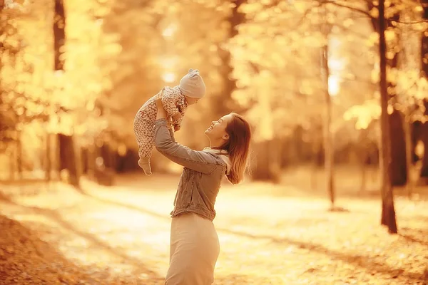 Mom Throws Baby Autumn Park Happiness Yellow Nature Fall — Stock Photo, Image