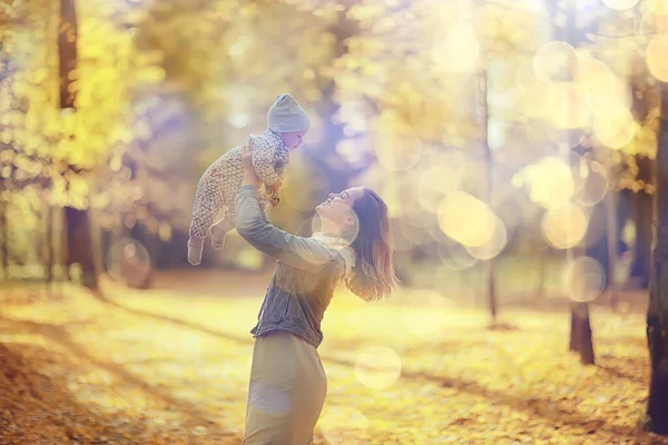 Мама Бросает Ребенка Осенний Парк Счастье Желтая Природа Падает — стоковое фото