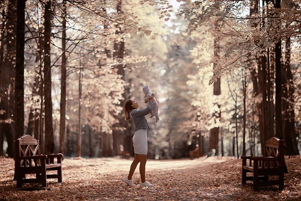 Mutter Wirft Baby Den Herbst Park Glück Gelb Natur Fallen — Stockfoto