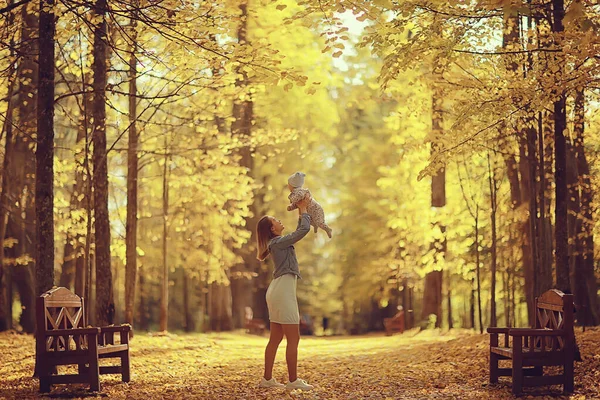 Mama Aruncă Copilul Parc Toamnă Fericire Galben Natura Toamna — Fotografie, imagine de stoc