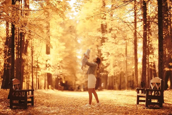 Mamma Kastar Bebis Upp Höstpark Lycka Gul Natur Faller — Stockfoto