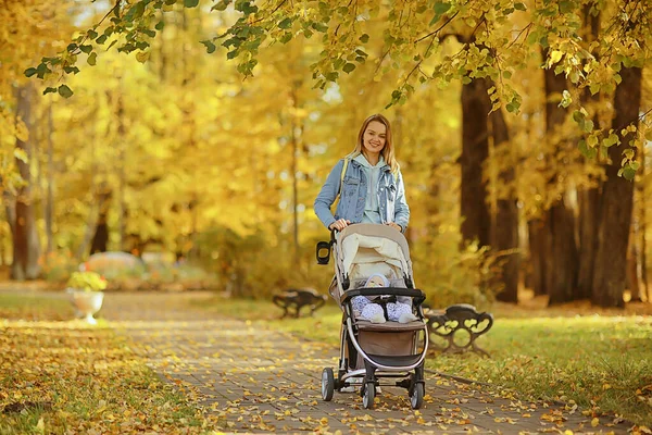 Mamá Con Cochecito Parque Otoño Para Paseo Paisaje Otoño Vista — Foto de Stock