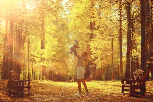 Mutter Wirft Baby Den Herbst Park Glück Gelb Natur Fallen — Stockfoto