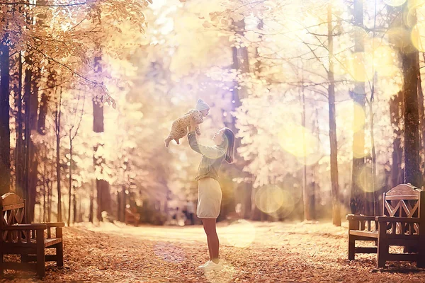 Mom Throws Baby Autumn Park Happiness Yellow Nature Fall — Stock Photo, Image