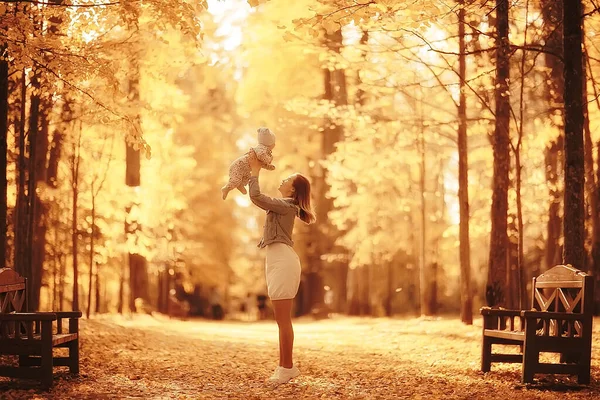 Mamma Getta Bambino Nel Parco Autunnale Felicità Giallo Caduta Natura — Foto Stock