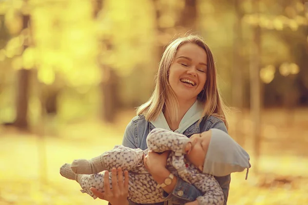 Mama Trzyma Dziecko Ramionach Jesienny Park Plenerowe Tło Rodzinne Jesień — Zdjęcie stockowe