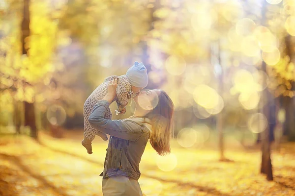 Mãe Joga Bebê Até Outono Parque Felicidade Amarelo Natureza Queda — Fotografia de Stock