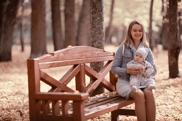 Mamá Sosteniendo Bebé Sus Brazos Otoño Parque Aire Libre Familia — Foto de Stock