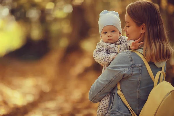 Mamma Che Tiene Bambino Tra Braccia Autunno Parco All Aperto — Foto Stock