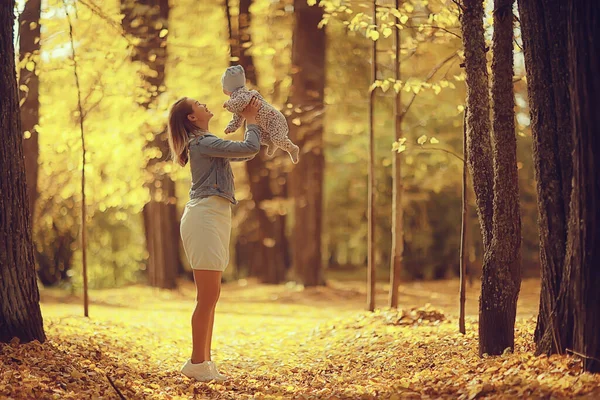 Mamá Sosteniendo Bebé Sus Brazos Otoño Parque Aire Libre Familia —  Fotos de Stock