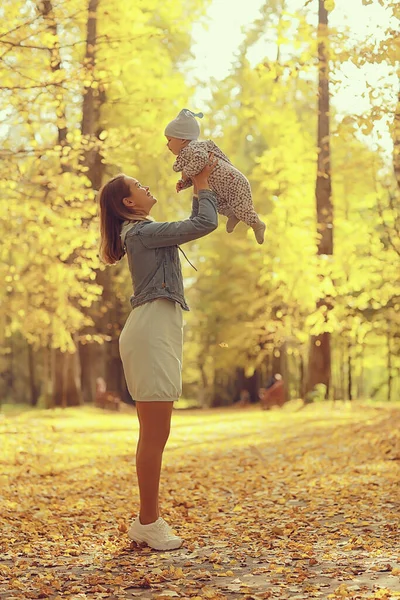 Moeder Gooit Baby Omhoog Herfst Park Geluk Geel Natuur Vallen — Stockfoto