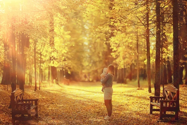 Мама Бросает Ребенка Осенний Парк Счастье Желтая Природа Падает — стоковое фото