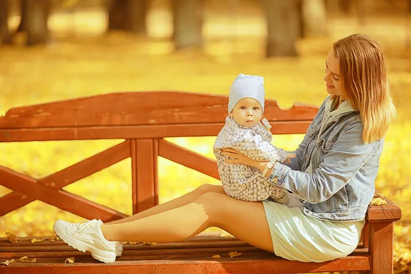 Mamma Håller Baby Sina Armar Höst Park Utomhus Familj Bakgrund — Stockfoto