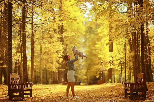 Mãe Joga Bebê Até Outono Parque Felicidade Amarelo Natureza Queda — Fotografia de Stock